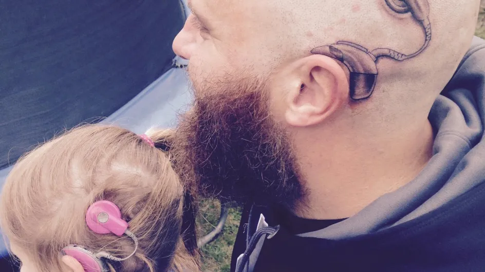 Un père se fait tatouer la prothèse auditive de sa fille de 6 ans pour la soutenir (Photos)