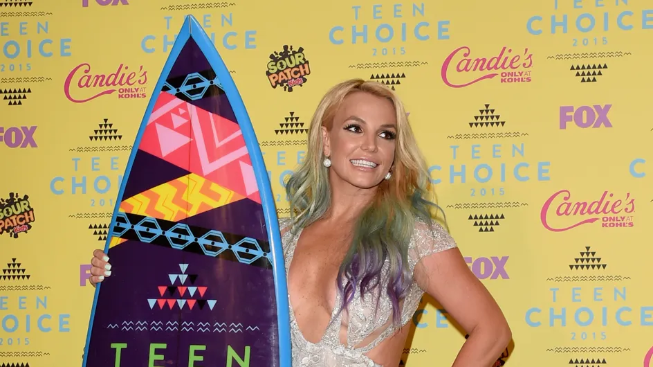 Britney Spears, décolleté XXL et cheveux arc-en-ciel aux Teen Choice Awards (Photos)