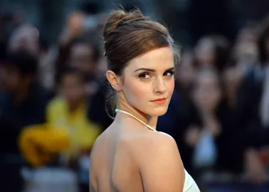 La robe blanche à fleurs de Belle (Emma Watson) dans La Belle et