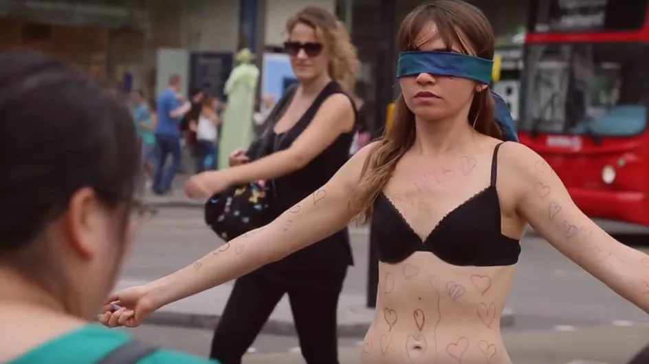 Elle se déshabille en pleine rue pour prôner l'acceptation de soi (Vidéo)