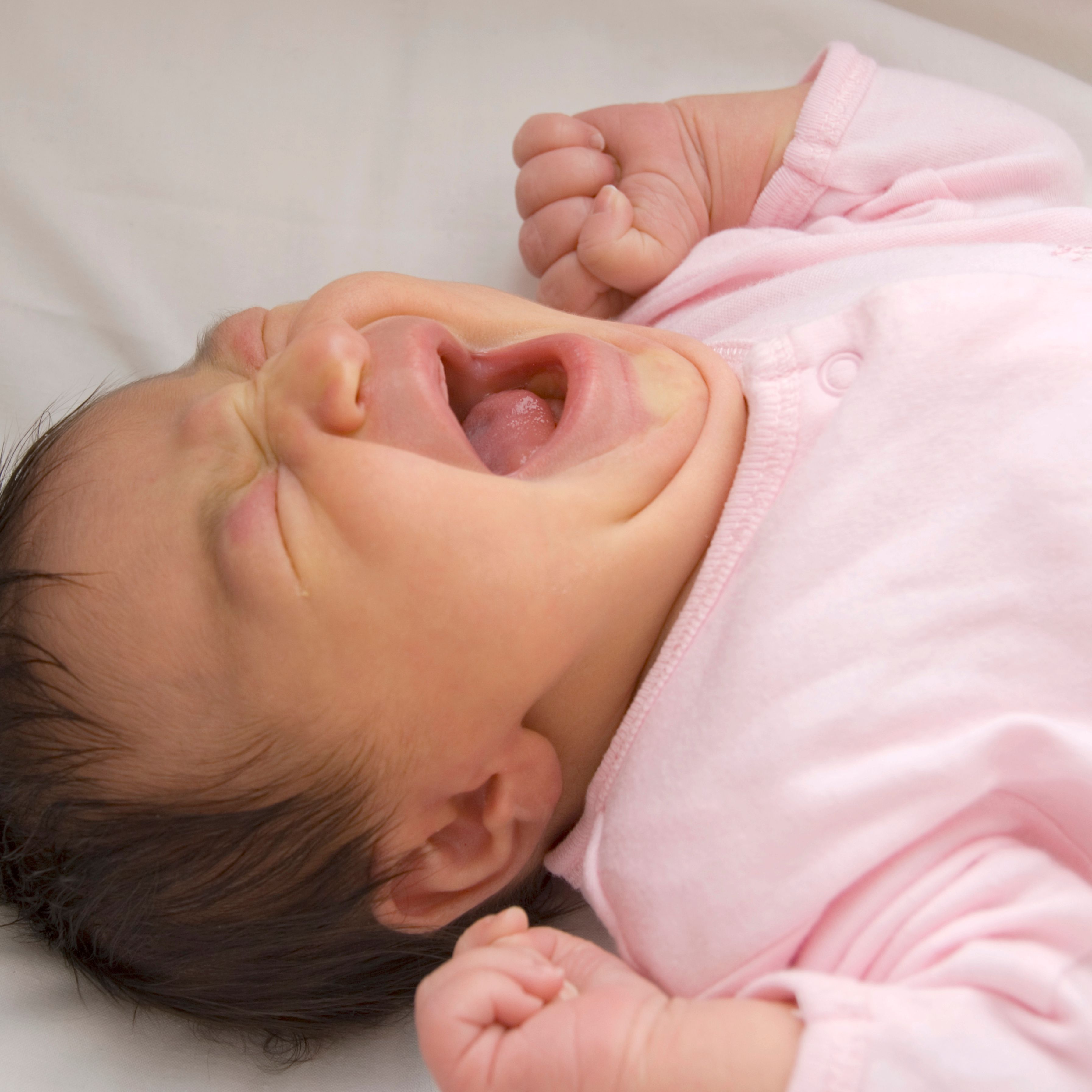 Почему новорожденный в 2. Запрокидывание головы у младенцев. Запрокидывание головы назад у грудничка. Плач новорожденного ребенка.