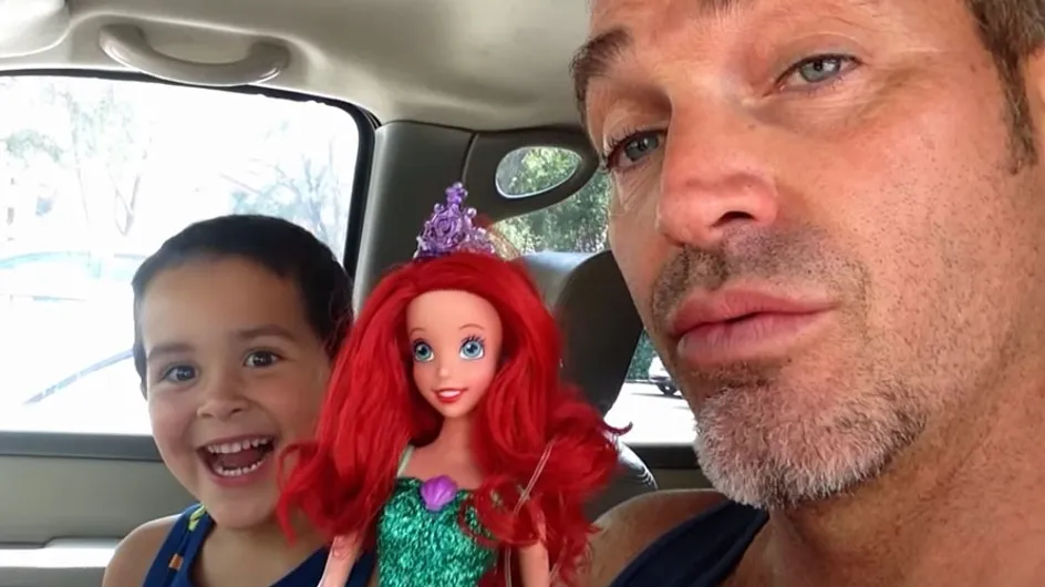 [Vídeo] Así es la reacción de un padre cuando su hijo elige como regalo una muñeca