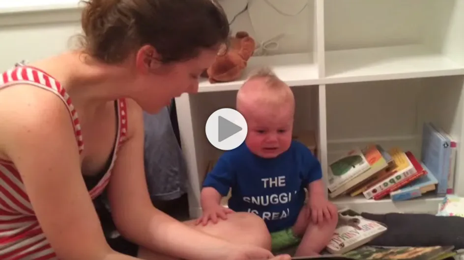 Mignonnerie du jour : Un bébé pleure dès que sa maman arrête de lui lire une histoire (Vidéo)