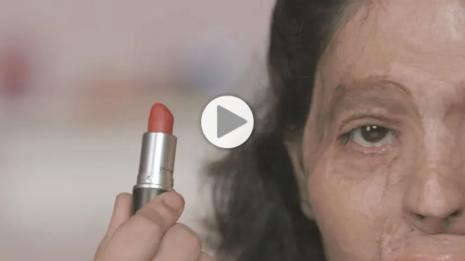 Victime d'une attaque à l'acide, elle réalise des tutoriels beauté poignants (Vidéos)