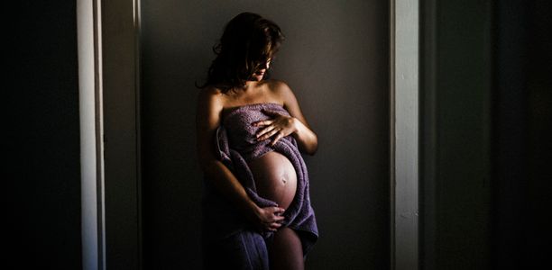 Photographer captures powerful images of girlfriend’s labour