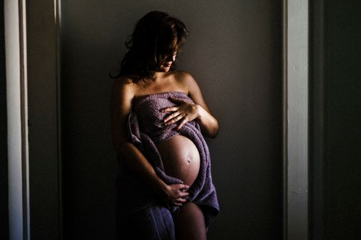 Photographer captures powerful images of girlfriend’s labour