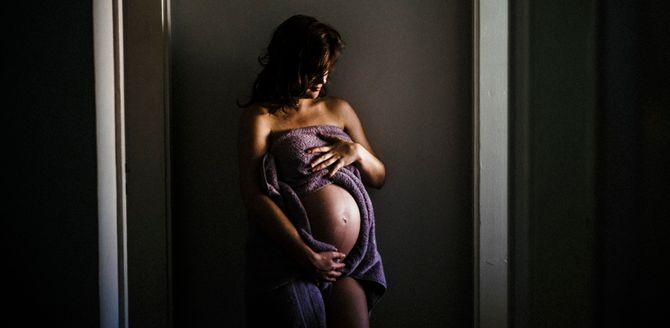 Photographer captures powerful images of girlfriend’s labour