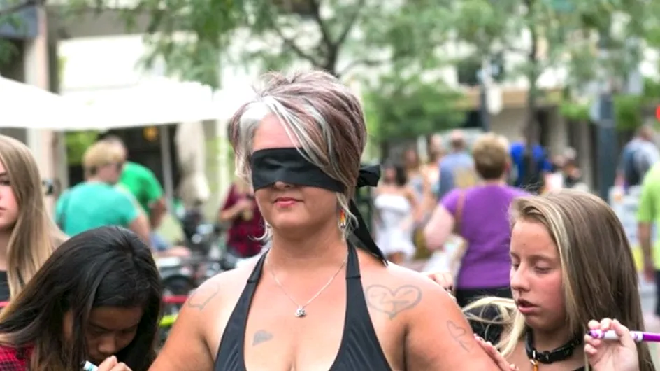 Une maman dévoile son corps en pleine rue pour inciter les gens à s'accepter (Vidéo)