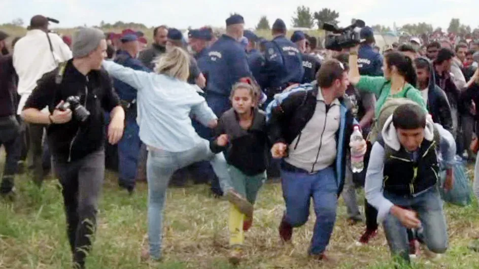 Une journaliste hongroise choque la Toile en frappant des réfugiés (Vidéo)