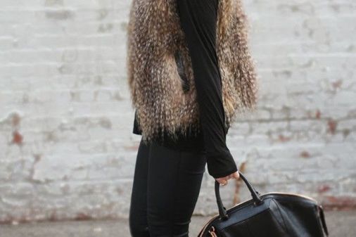 Fake Fellweste kombinieren: Elegant zum schwarzen Outfit