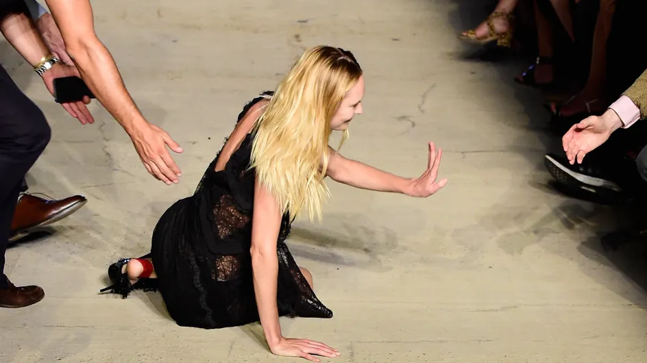 Candice Swanepoel chute en plein défilé à la Fashion Week de New York (Photos)