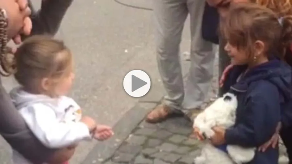 Le geste d'une fillette allemande à une petite réfugiée syrienne (Vidéo)