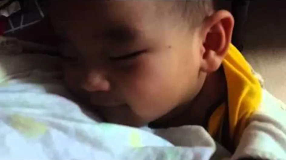 Quand son papa lui dit "je t'aime" ce bébé ne peut s'empêcher de rire dans son sommeil