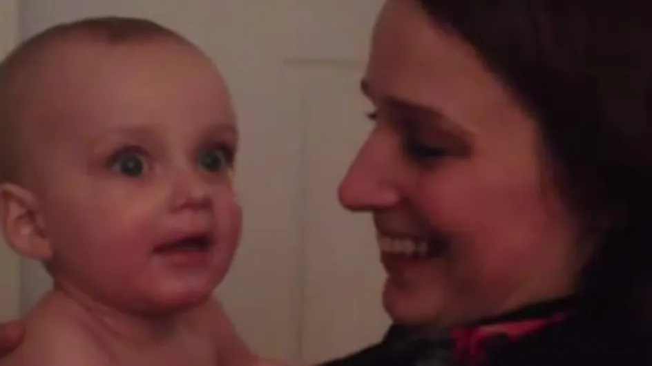 Ce bébé découvre la soeur jumelle de sa mère et il n'en croit pas ses yeux