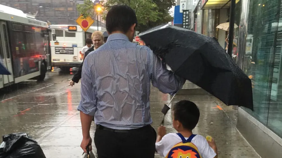 « Le papa au parapluie », la photo qui fait fondre la Toile