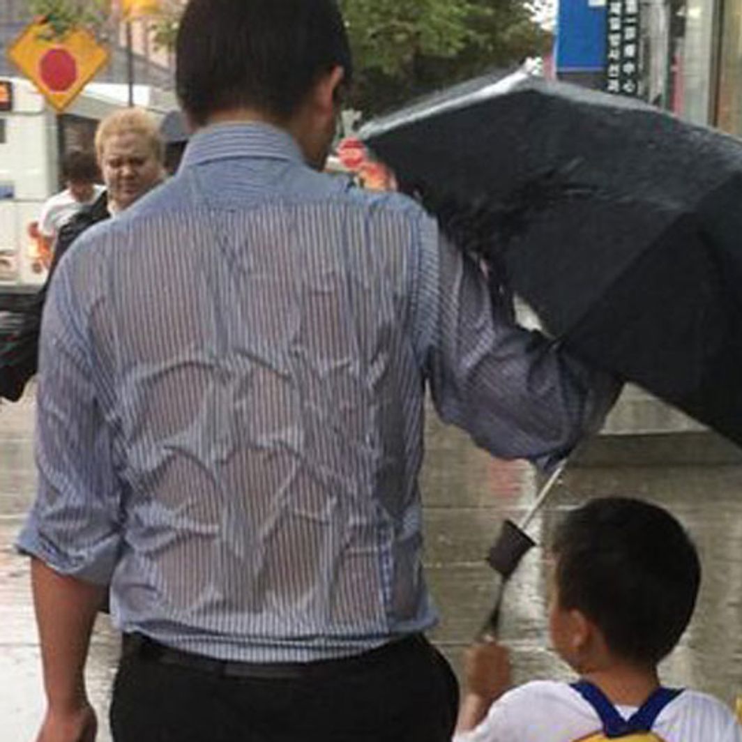 Desalentar Hierbas Correlación Foto del padre con el paraguas que ha hecho viral