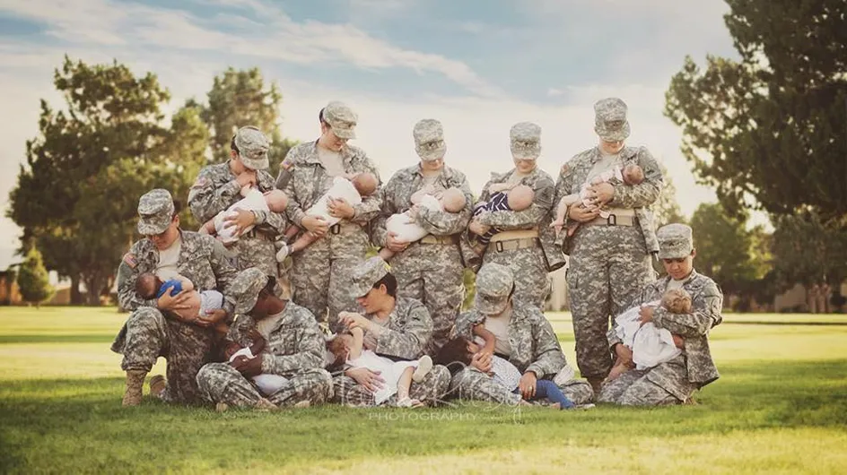Des femmes militaires en uniforme posent en train d'allaiter (Photo)