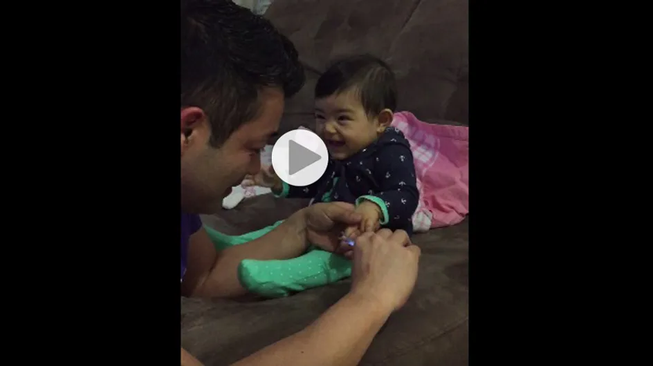 Ce papa tente de couper les ongles de son bébé mais... (Vidéo)