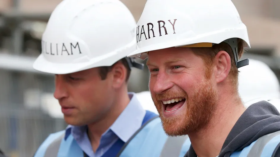 Les princes William et Harry deviennent maçons pour SOS Bricolage (Photos)