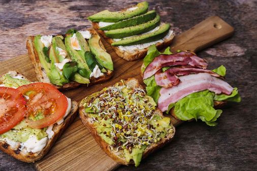 Diferentes tostas con aguacate