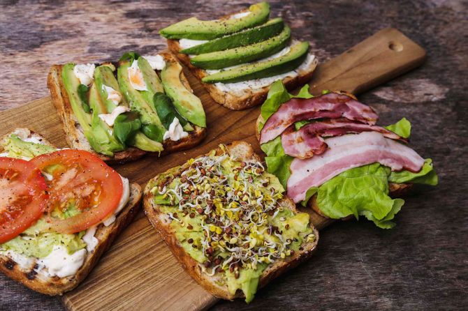 Diferentes tostas con aguacate