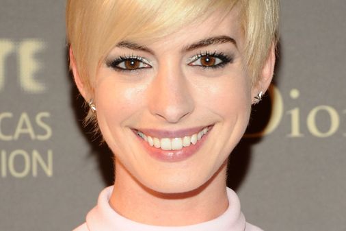 Ponyfrisuren für ovale Gesichter: Anne Hathaway
