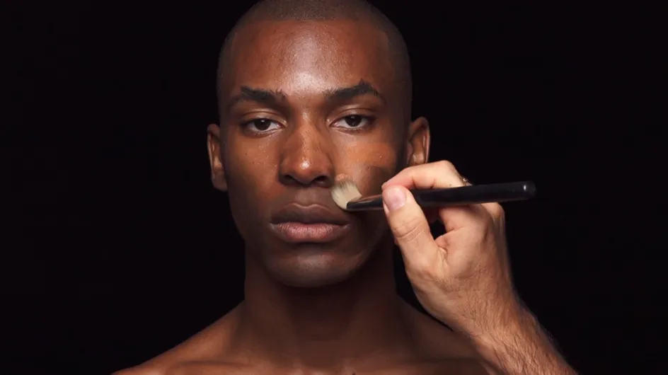 Este maquiador está desafiando os estereótipos misturando os gêneros