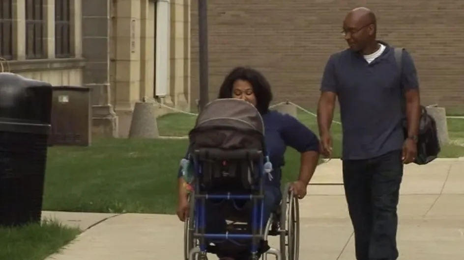 Grâce à son invention, il change la vie de cette maman en chaise roulante et de son bébé