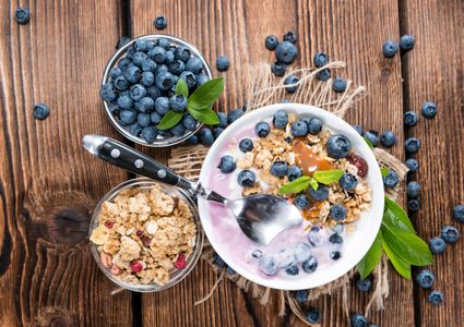 Yogur con cereales y açaí