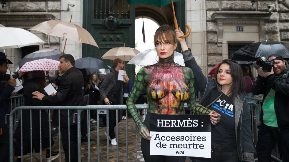 Alexandra Kamp, à moitié nue, crée le buzz chez Hermès