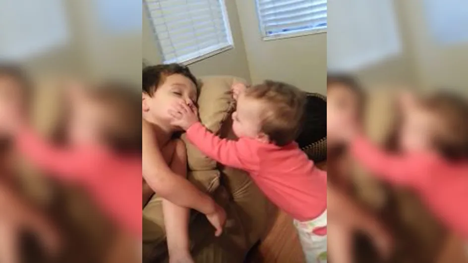 Cette petite fille essaie de réveiller son grand frère de la plus mignonne des façons