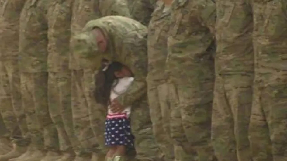 Une petite fille interrompt une cérémonie militaire pour faire un câlin à son père