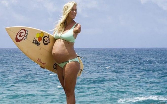 Bethany Hamilton, fue atacada por un tiburón con 12 años. Ahora tiene un bebé.