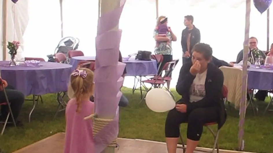 Cette fillette de 4 ans chante pour sa maman atteinte d'un cancer
