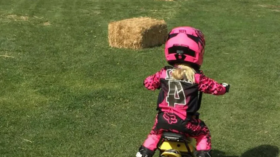 Willow, la fille de 4 ans de Pink, assure à moto (Vidéo)