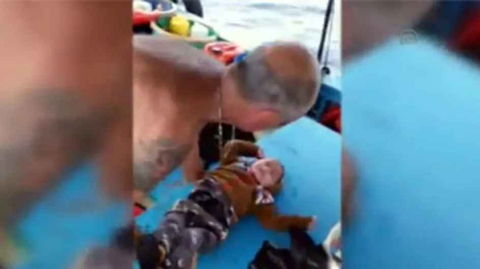 Miracle du jour : Des pêcheurs turcs sauvent un bébé syrien de la noyade (Vidéo)