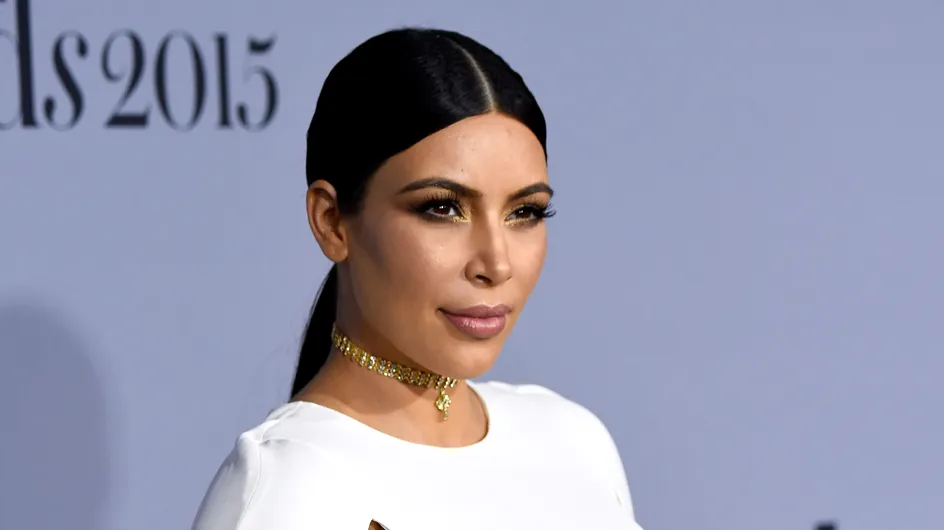 Kim Kardashian montre son baby bump sur le red carpet (Photos)