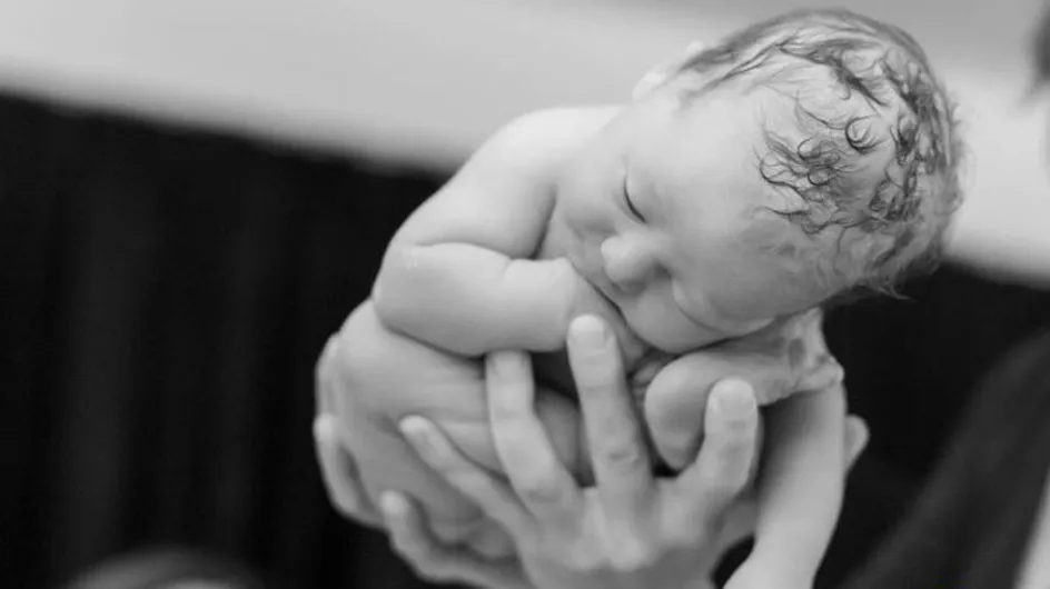 Esta fotógrafa muestra el momento exacto en que los bebés asoman su cabeza al mundo por primera vez