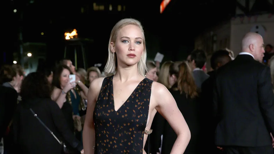 Jennifer Lawrence ose le side-boob sur le red carpet de Hunger Games à Londres (Photos)