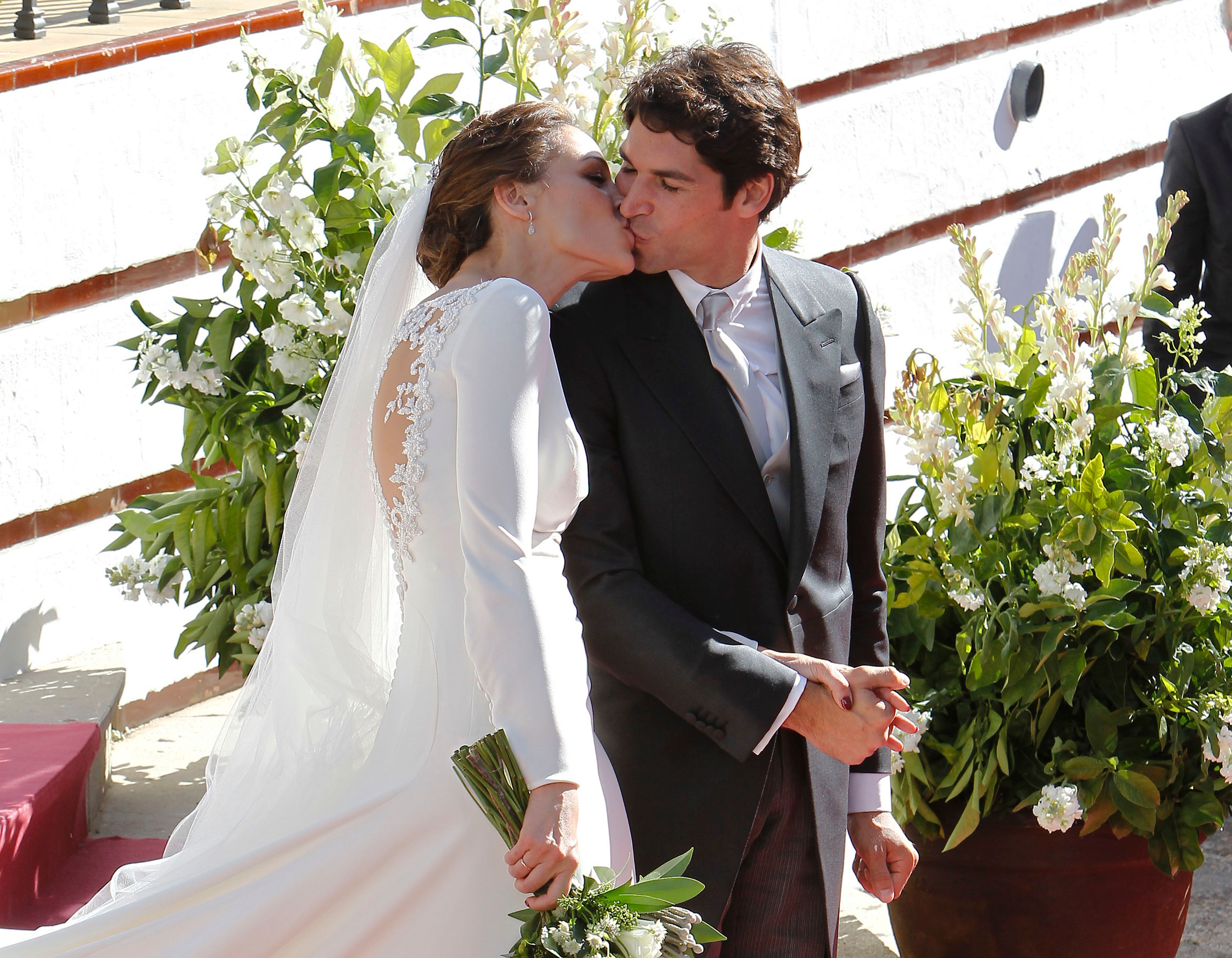 Diamantes Y 12 Botones Los Detalles De La Boda De Eva Y Cayetano