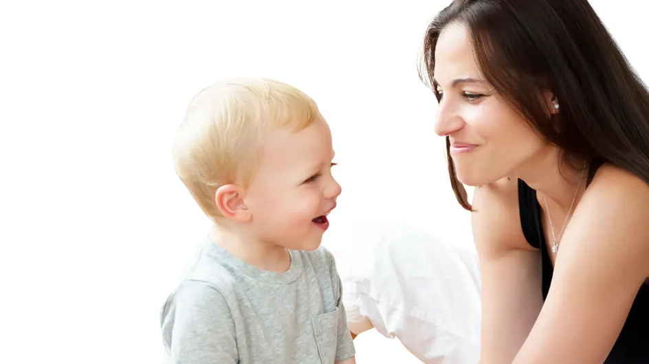 Votre bébé prononce ses premiers mots : toutes nos astuces pour l’aider !