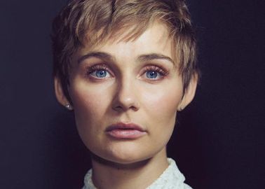 Une Actrice Coupe Ses Longs Cheveux Blonds Pour La Bonne Cause