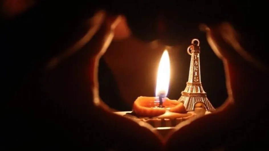 Attentats de Paris : Des fleurs et des bougies contre la barbarie