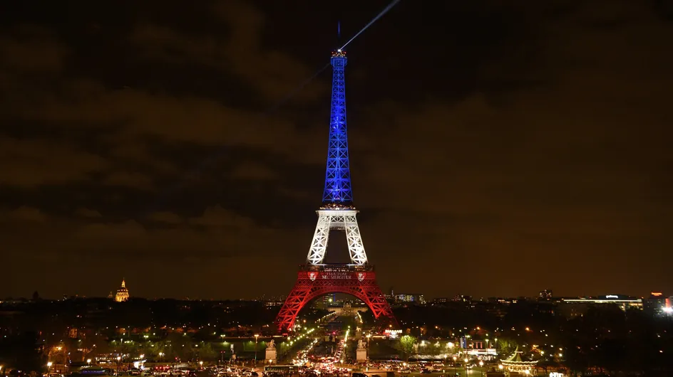 La Tour Eiffel se pare de bleu blanc rouge (Photos)
