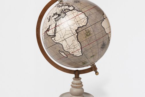 Bola del mundo en tonos grises