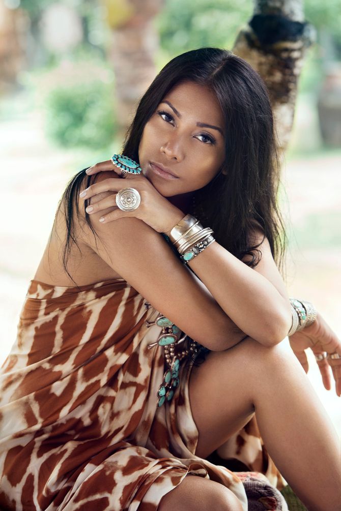 On voyage avec le nouvel album d Anggun  Toujours un 