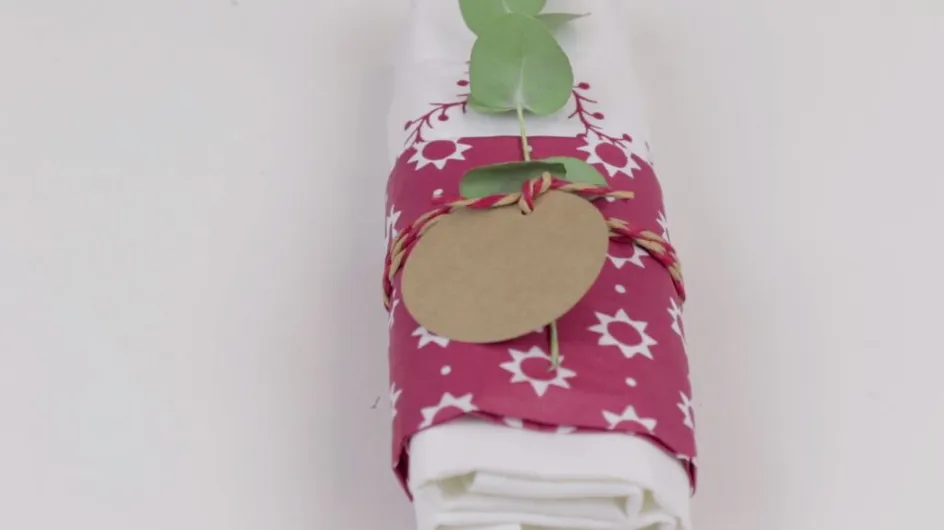 DIY : Une jolie façon de présenter vos serviettes de table pour Noël (Vidéo)
