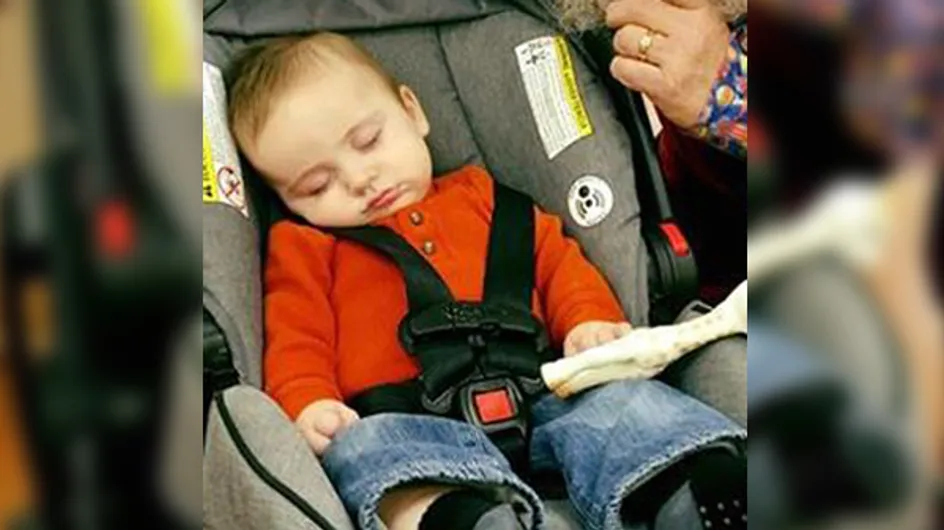 Ce bébé s'est endormi en allant voir le père Noël et cela donne une photo adorable