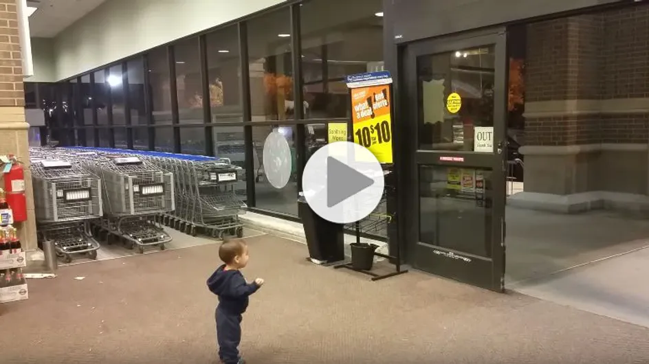 Quand des portes automatiques suffisent à émerveiller un enfant (Vidéo)