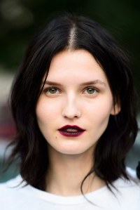 Wein-Lippenstift: Der No-Make-up Look